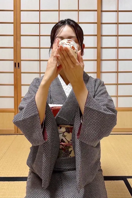 着物で茶道